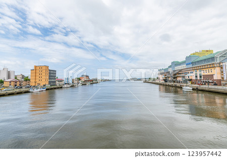 北海道的夏天、北海道釧路市、釧路川河口風景、釧路漁人碼頭及週邊街道 123957442