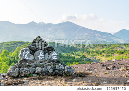 北海道美瑛町夏天的北海道,有一個觀景台,可以俯瞰雄偉的十勝岳 北海道美瑛町夏天的北海道,有一個觀景台,可以俯瞰雄偉的十勝岳 123957450