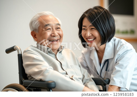 老年人和女性護理人員 老年人和女性護理人員 123958183