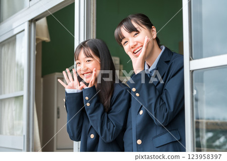 國中和高中的女生在教室窗外歡呼 國中和高中的女生在教室窗外歡呼 123958397