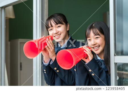 Women cheering with megaphones from classrooms and school buildings (students, female junior high school students, female high school students) Women cheering with megaphones from classrooms and school buildings (students, female junior high school students, female high school students) 123958405