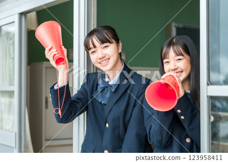 Women cheering with megaphones from classrooms and school buildings (students, female junior high school students, female high school students) 123958411
