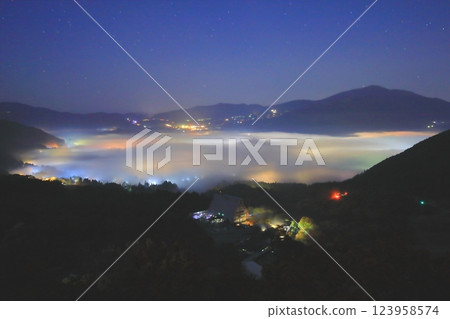 The beautiful sea of clouds at Yufuin (Yufuin Town, Yufu City) 123958574