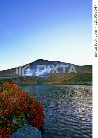 旭岳、姿見池上大雪山連峰的壯麗晨景 旭岳、姿見池上大雪山連峰的壯麗晨景 123958647