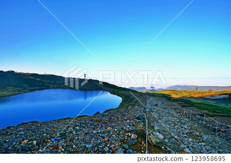 北海道大雪山的旭岳 - 眺望姿見池和雲海的絕美景色 北海道大雪山的旭岳 - 眺望姿見池和雲海的絕美景色 123958695