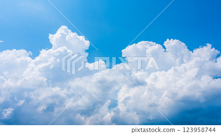 夏日藍天中的積雨雲 夏日藍天中的積雨雲 123958744