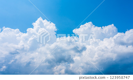 夏日藍天中的積雨雲 夏日藍天中的積雨雲 123958747