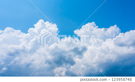 夏日藍天中的積雨雲 夏日藍天中的積雨雲 123958748