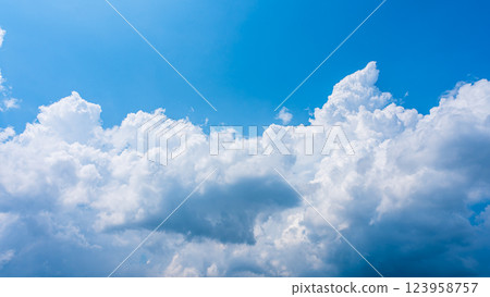 夏日藍天中的積雨雲 123958757