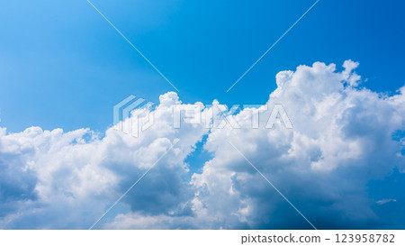 夏日藍天中的積雨雲 123958782