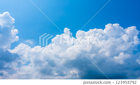 夏日藍天中的積雨雲 夏日藍天中的積雨雲 123958792