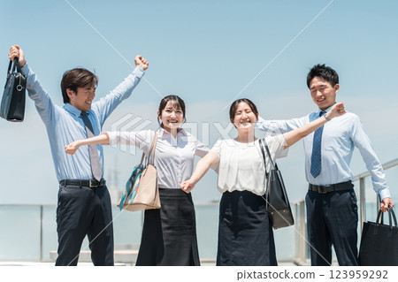 商人和女商人在天台上伸展身體、盡情享受、提神醒腦 商人和女商人在天台上伸展身體、盡情享受、提神醒腦 123959292