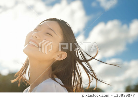 頭髮在風中飄揚的女人 生成式 AI 123959877