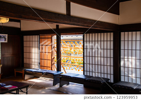 （山梨縣）舊高野家宅邸（觀總屋敷） 從客廳望去屋簷下的柿子 123959953