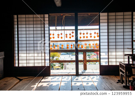 （山梨縣）舊高野家宅邸（觀總屋敷） 從客廳望去屋簷下的柿子 123959955
