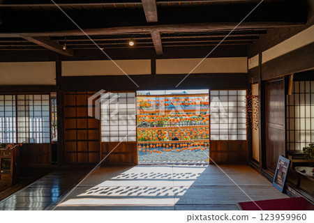 （山梨縣）舊高野家宅邸（觀總屋敷） 從客廳望去屋簷下的柿子 123959960