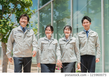 製造、建築、運輸和建築業的男女員工穿著工作服。 製造、建築、運輸和建築業的男女員工穿著工作服。 123960073