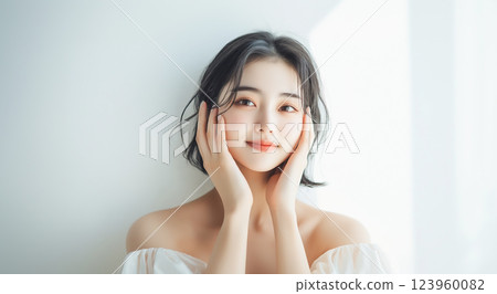 年輕女子撫摸她的臉。美容形象 123960082