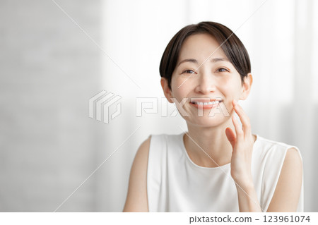 Middle-aged women who feel the moisture of their skin 123961074