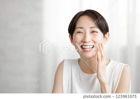 Middle-aged women who feel the moisture of their skin 123961075