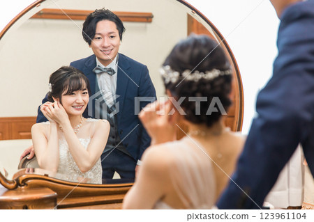 微笑的新娘和新郎準備婚禮/招待會（新娘珠寶/配飾） 123961104
