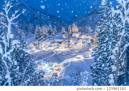 Ainokura Gassho-style Village Light-up: Gokayama in the Snow of Winter 123961182