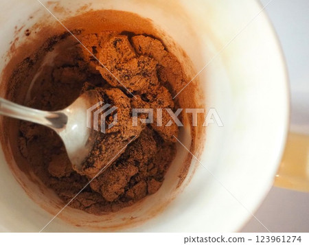 揉捏可可的照片(左) 揉捏可可的照片(左) 123961274