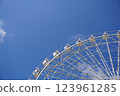 仰望天空的白色摩天輪 123961285