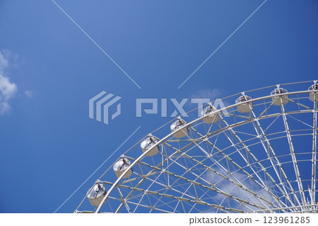 A white Ferris wheel looking up at the sky 123961285