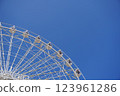 白色的摩天輪在藍天中旋轉 123961286