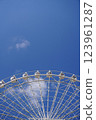 白色的摩天輪，裡面有雲朵 123961287