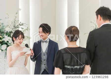 Bride reading letters to her parents at the wedding (letters from parents, father and bride) 123961298