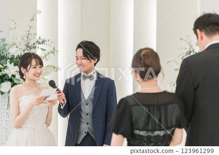 Bride reading letters to her parents at the wedding (letters from parents, father and bride) 123961299