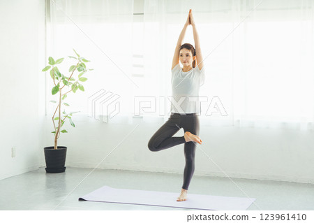 Women who do yoga Women who do yoga 123961410