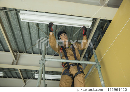 一名男子在建築地盤工作 123961420