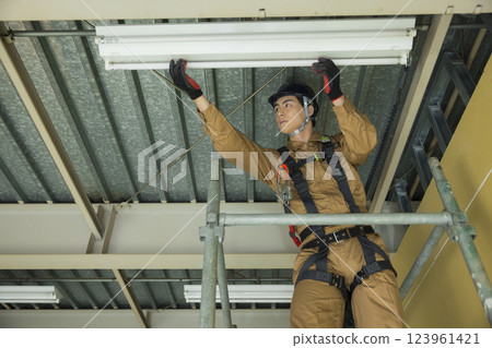 一名男子在建築地盤工作 123961421