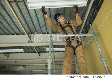 一名男子在建築地盤工作 123961422