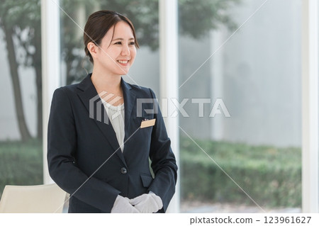 Women who work as wedding planners, bridesmaids, attendants, and hoteliers at wedding halls and hotels 123961627