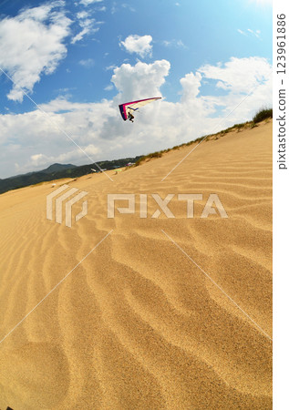 Young people enjoying hang gliding at the Tottori Sand Dunes 123961886