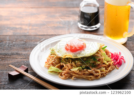 Yakisoba (fried noodles with sauce) image 123962100
