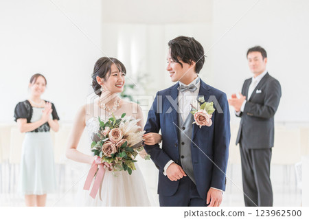 婚禮新娘新郎和家人、朋友、親戚（亞洲人、日本人、中國人、韓國人） 123962500