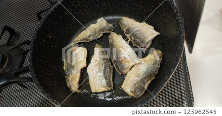 Making deep-fried gizzard shad meunière Making deep-fried gizzard shad meunière 123962545
