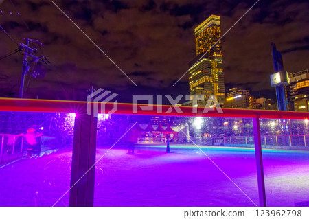 Night view of skating rink and Abeno Harukas in Tennoji Park 123962798