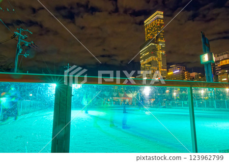 Night view of skating rink and Abeno Harukas in Tennoji Park 123962799