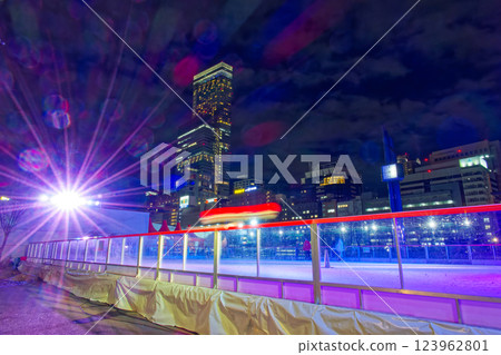Night view of skating rink and Abeno Harukas in Tennoji Park 123962801