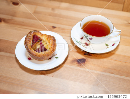 Tea time, cafe, coffee shop, black tea 123963472