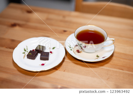 下午茶時間,咖啡廳,咖啡店,紅茶,情人節巧克力和紅茶,巧克力 下午茶時間,咖啡廳,咖啡店,紅茶,情人節巧克力和紅茶,巧克力 123963492