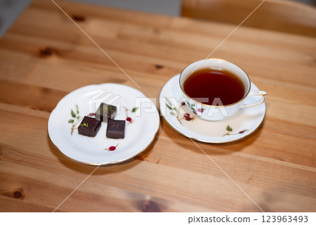下午茶時間,咖啡廳,咖啡店,紅茶,情人節巧克力和紅茶,巧克力 下午茶時間,咖啡廳,咖啡店,紅茶,情人節巧克力和紅茶,巧克力 123963493
