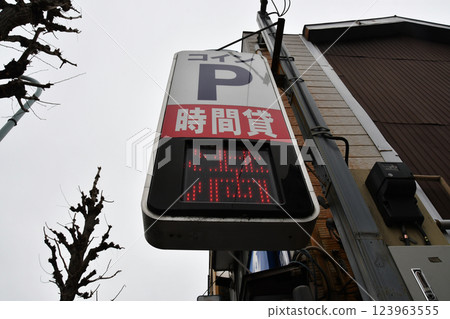 Pay parking hourly is full_03 123963555