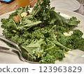 沙拉碗中的羽衣甘藍沙拉 123963829
